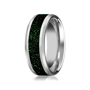 Wolfram Ehering, Grünes Goldstone Inlay, Wolfram Ehering, abgeschrägte polierte Oberfläche 8mm, Wolfram Ehering