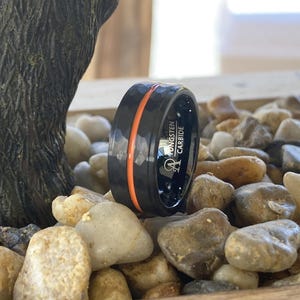 Aliança de casamento masculina em carboneto de tungstênio, anel de carboneto de tungstênio preto, anel de carboneto de tungstênio azul, aliança com detalhe em madeira, disponível em 8 mm