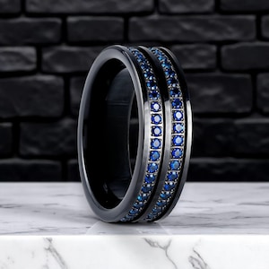 8 mm zwarte wolfraamring met blauwe saffier inleg | Herentrouwring, comfortabele pasvorm, aangepaste gegraveerde ring, cadeau voor hem