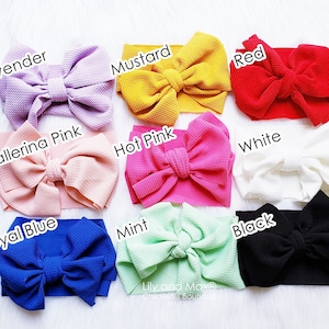 Peut inclure: Dix bandeaux en tissu de différentes couleurs avec de grands nœuds. Les couleurs sont lavande, moutarde, rouge, rose ballerine, rose bonbon, blanc, bleu royal, menthe, noir et vert clair.