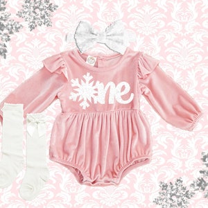 Winter Wonderland 1er anniversaire fille Tenue 1er anniversaire fille blanc irisé Flocon de neige barboteuse Hiver onederland bébé fille velours barboteuse