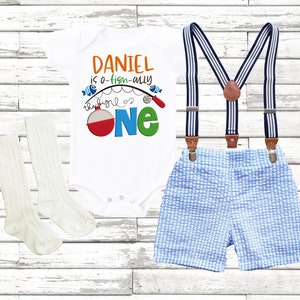 Conjunto para el primer cumpleaños de niño: Pantalones cortos de seersucker O-FISH-ALLY One, tirantes y body personalizado. imagen 7
