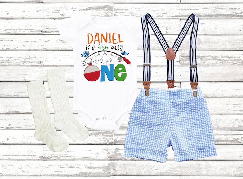 Conjunto para el primer cumpleaños de niño: Pantalones cortos de seersucker O-FISH-ALLY One, tirantes y body personalizado. imagen 7