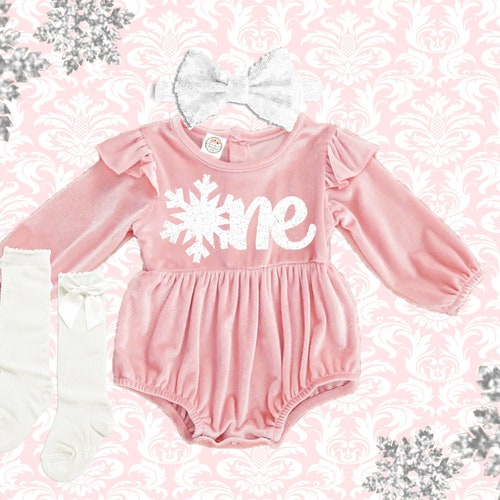 Tenue d'hiver d'Onederland : flocon de neige ONE sur velours rose 1er anniversaire barboteuse, bandeau et chaussettes