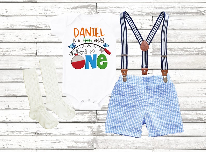 Conjunto para el primer cumpleaños de niño: Pantalones cortos de seersucker O-FISH-ALLY One, tirantes y body personalizado. imagen 6