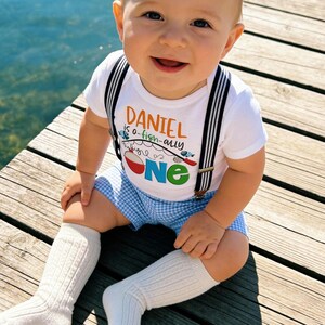 Conjunto para el primer cumpleaños de niño: Pantalones cortos de seersucker O-FISH-ALLY One, tirantes y body personalizado. imagen 3