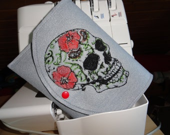 Sotis FlowerSkull: an embroidery sewing time design for the frame size 16 x 26