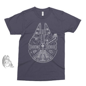 Op de afbeelding: Een donkerblauw t-shirt met een witte omtrek van het Millennium Falcon-ruimteschip uit Star Wars.