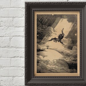 Puede incluir: Una impresi&oacute;n enmarcada en tonos sepia que representa una figura alada cayendo a trav&eacute;s de las nubes, con un marco oscuro y ornamentado. La obra presenta una escena dram&aacute;tica con elementos celestiales y una sensaci&oacute;n de movimiento, sobre una pared de ladrillos blancos.