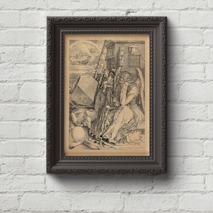 Peut inclure: Une gravure en noir et blanc d'une femme assise avec un ange ailé. La femme tient un livre et regarde vers le bas. La gravure est encadrée dans un cadre en bois foncé.