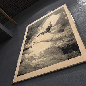 Puede incluir: Una impresi&oacute;n enmarcada en tonos sepia que representa una figura alada volando a trav&eacute;s de un cielo nublado, con estrellas visibles. La obra de arte est&aacute; montada en un marco sencillo y se exhibe en una pared gris oscura.
