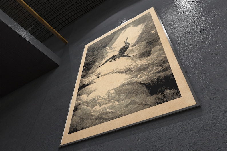 Puede incluir: Una impresi&oacute;n enmarcada en tonos sepia que representa una figura alada volando a trav&eacute;s de un cielo nublado, con estrellas visibles. La obra de arte est&aacute; montada en un marco sencillo y se exhibe en una pared gris oscura.