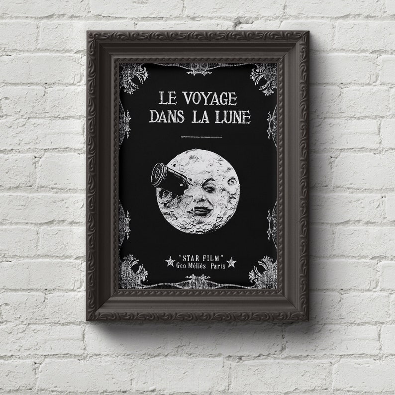 Puede incluir: Un p&oacute;ster de pel&iacute;cula vintage en blanco y negro con una cara de luna mirando a trav&eacute;s de un telescopio. El p&oacute;ster dice "LE VOYAGE DANS LA LUNE" y "STAR FILM Geo Melies Paris".