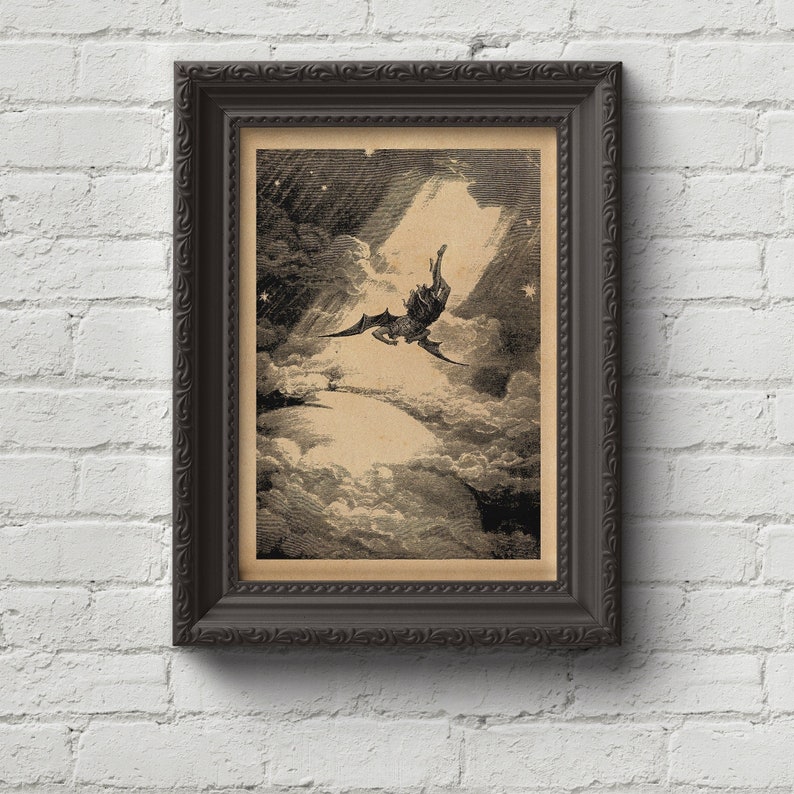 Puede incluir: Una impresi&oacute;n enmarcada en tonos sepia que representa una figura alada cayendo a trav&eacute;s de las nubes, con un marco oscuro y ornamentado. La obra presenta una escena dram&aacute;tica con elementos celestiales y una sensaci&oacute;n de movimiento, sobre una pared de ladrillos blancos.