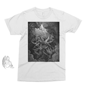 Könnte beinhalten: Ein weißes T-Shirt mit einer Schwarzweißillustration einer Szene aus Dantes Inferno. Die Illustration zeigt eine Gruppe von Engeln, die gegen Dämonen in einem dunklen und stürmischen Himmel kämpfen.