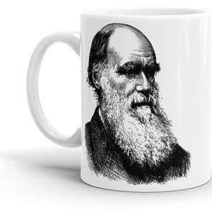 Può includere: Una tazza in ceramica bianca con un'illustrazione in bianco e nero di Charles Darwin. L'illustrazione mostra il viso e la barba di Darwin.