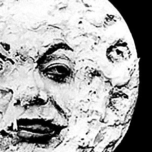 Puede incluir: Una imagen en blanco y negro de la luna con una cara en ella. La cara est&aacute; formada por cr&aacute;teres y otras caracter&iacute;sticas de la superficie lunar.