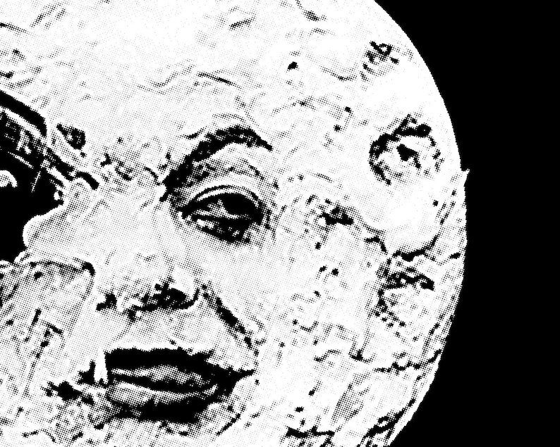Puede incluir: Una imagen en blanco y negro de la luna con una cara en ella. La cara est&aacute; formada por cr&aacute;teres y otras caracter&iacute;sticas de la superficie lunar.