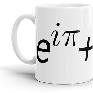 Op de afbeelding: Witte keramische mok met een zwarte wiskundige vergelijking gedrukt op de zijkant. De vergelijking is "e^(i*pi) + 1 = 0".