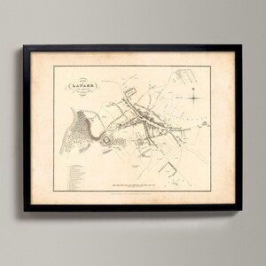 Può includere: Una mappa vintage in bianco e nero di Lanark, Scozia, del 1828. La mappa mostra le strade e gli edifici della città, incluso il fiume Clyde.