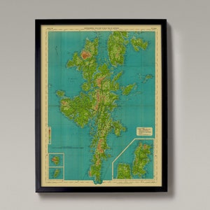 Puede incluir: Un mapa vintage de las Hébridas Exteriores, Escocia, con fondo azul y características topográficas verdes y marrones. El mapa incluye una escala y una clave para la elevación e incluye el texto "OUTER HEBRIDES" y "NORTHERN SCOTLAND".