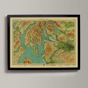 Op de afbeelding: Een vintage kaart van de Firth of Clyde in Schotland, die de kustlijn, rivieren en het omliggende terrein toont. De kaart is gedrukt in tinten groen, bruin en blauw, met een legenda onderaan.
