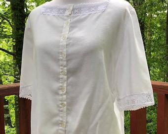 VINTAGE White Button-down Short Sleeve Top Square-neck and lace size Small