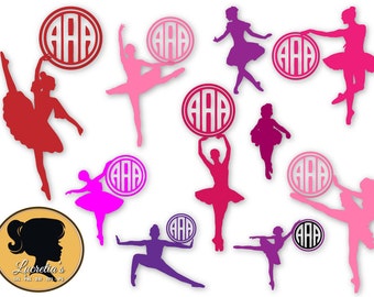 Puede incluir: Un conjunto de diez archivos de corte digital que presentan una silueta de bailarina con un círculo de monograma. Las bailarinas están en varias poses y colores, incluyendo rosa, rojo, morado y blanco. Los círculos de monograma son blancos con letras negras.