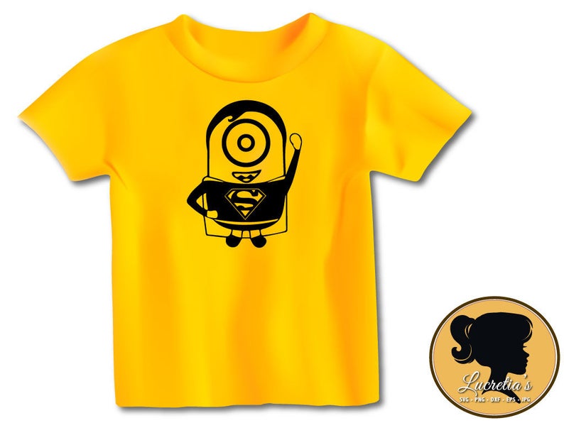 K&ouml;nnte beinhalten: Ein gelbes T-Shirt mit einer schwarzen Silhouette eines Minions, der einen Superman-Umhang und ein Logo tr&auml;gt. Der Minion l&auml;chelt und hat einen Arm erhoben.