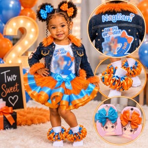Op de afbeelding: Een peuteroutfit bestaande uit een donker spijkerjasje met oranje imitatiebont, een wit T-shirt met de tekst 'Happy Birthday' en een gelaagde oranje en blauwe tule rok. Inclusief bijpassende haarstrikken en sokken met ruches.