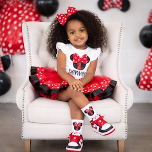 Röd/svart anpassad födelsedagsoutfit för småbarnsflicka | Minnie Mouse-inspirerad tutu och skjorta
