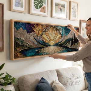 Peut inclure: Une œuvre d'art murale panoramique encadrée représentant un paysage stylisé avec un soleil éclatant, des montagnes bleu profond et un lac réfléchissant. L'image utilise des motifs complexes et des tons dorés, bleus et sarcelle riches.