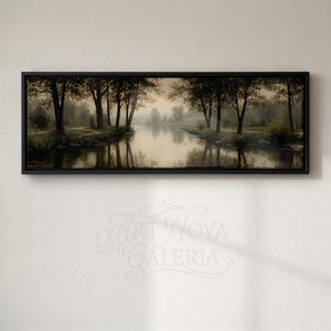 Puede incluir: Una pintura de paisaje panor&aacute;mico en un marco negro que representa un r&iacute;o tranquilo que fluye a trav&eacute;s de una zona boscosa con &aacute;rboles bordeando ambas orillas. La escena presenta tonos suaves y apagados de marr&oacute;n, verde y beige con reflejos.