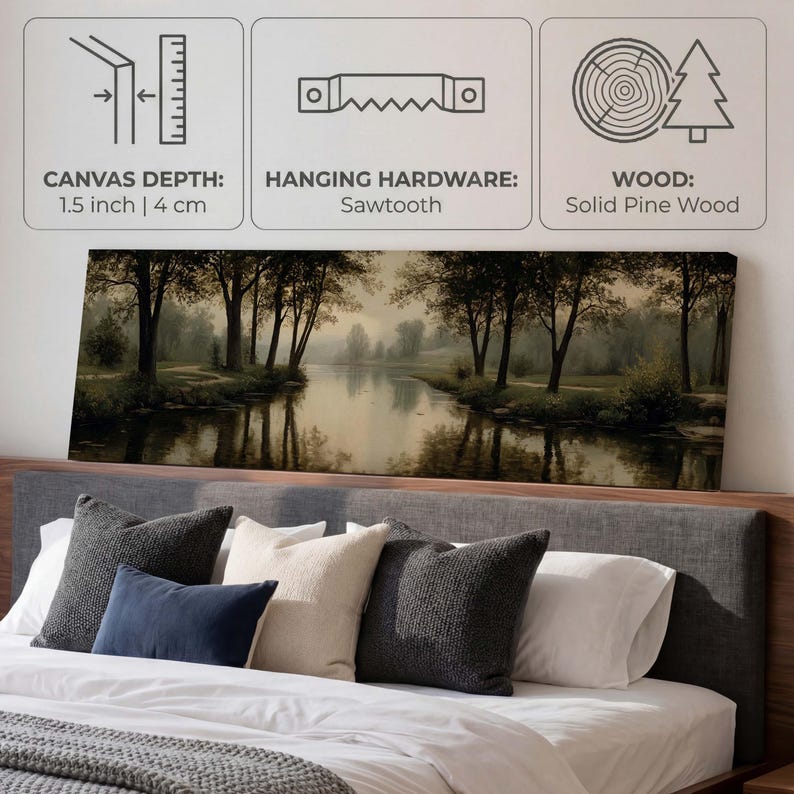 Puede incluir: Un lienzo rectangular con un paisaje de &aacute;rboles junto a un r&iacute;o tranquilo, con 4 cm de profundidad, herrajes de sierra y marco de madera de pino maciza. La escena muestra un bosque brumoso y tenue sobre una cama con almohadas.