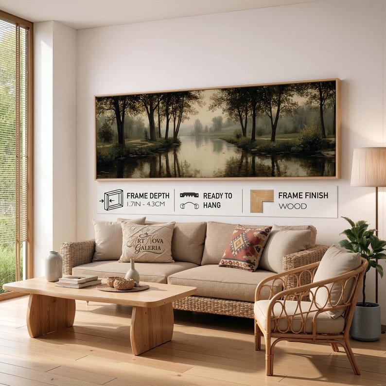 Puede incluir: Una impresi&oacute;n de arte mural panor&aacute;mico que muestra un r&iacute;o que fluye a trav&eacute;s de un bosque con &aacute;rboles reflejados en el agua. El marco tiene una profundidad de 4,3 cm, acabado en madera e incluye herrajes para colgar. El texto dice Art Nova Galeria.
