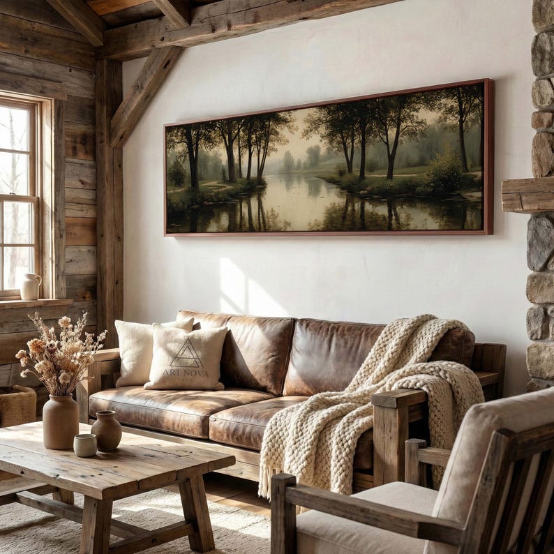 Puede incluir: Una impresi&oacute;n de arte mural panor&aacute;mico que muestra un r&iacute;o sereno que fluye a trav&eacute;s de un bosque con &aacute;rboles de color verde oscuro y una iluminaci&oacute;n suave y tenue. La obra est&aacute; enmarcada en un borde fino de color marr&oacute;n oscuro.