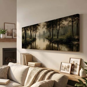 Puede incluir: Un lienzo panor&aacute;mico rectangular para pared que muestra un paisaje sereno de un r&iacute;o tranquilo que fluye a trav&eacute;s de una zona boscosa con &aacute;rboles altos, follaje suave y tonos tierra apagados, exhibido horizontalmente en una pared interior.