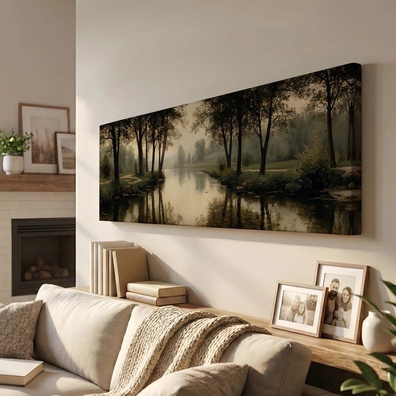 Puede incluir: Un lienzo panor&aacute;mico rectangular para pared que muestra un paisaje sereno de un r&iacute;o tranquilo que fluye a trav&eacute;s de una zona boscosa con &aacute;rboles altos, follaje suave y tonos tierra apagados, exhibido horizontalmente en una pared interior.