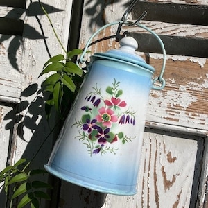 Solo 7" de alto, jarra de leche esmaltada francesa vintage, con flores violetas sobre un fondo azul, colección de utensilios de cocina CountryFarm, regalo para el Día de la Madre.