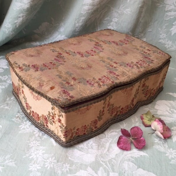 DIViNE Old French SHABByCHIC Brocade BOUDOIR BOX Faded ROSE Garlands Bows Timeworn CARToNNAGE Muted Shades LOvE Letters SEwING Moiré Lining