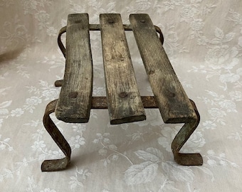 TiMEWORN Crooked Old French COUNTRyFARM Wood / Iron FOOTSTOOL Foot Stool Stand CHiPPY  Painting Garden Veranda Porch Home Decor Plant Stand