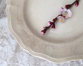 Old French FLoWER Rim Creamware DINNER/SERViNG PLATE Dish SARREGUEMINES Louis 15th style Scalloped Ivory Cream Shabby CHiC Gustavian Home