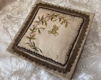 Fab SHABByCHIC Aged MOIRé French BOUDOIR BOX Hd-Embroidered Silk Pink Roses MONOgram A M Moire Fabric SEwING LOvE Letters JEwELS Trinket Box