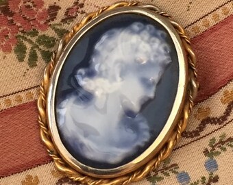 Broche Ancienne Camée En Porcelaine - Bijou Vintage En Métal Doré, Occasion Avec Signes D'âge