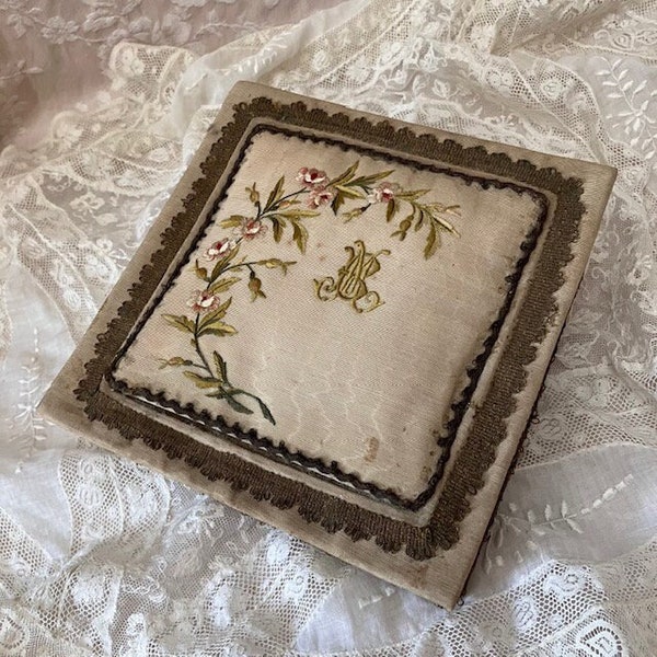 Fab SHABByCHIC Aged MOIRé French BOUDOIR BOX Hd-Embroidered Silk Pink Roses MONOgram A M Moire Fabric SEwING LOvE Letters JEwELS Trinket Box