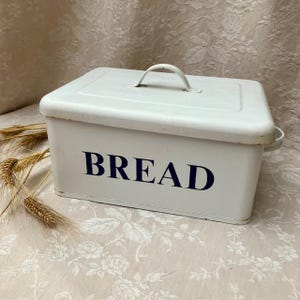 Vintage Solid TOLEWARE Enamelware White BREAD BOX Blue Lettering Timeworn with Rust Middle Size Cottage Spirit Kitchen Core Campagne CHiC