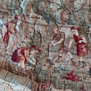 Könnte beinhalten: Nahaufnahme eines Wandteppichs, der eine Gartenszene darstellt. Figuren in roter und weißer Kleidung arbeiten mit Werkzeugen inmitten von Steinstrukturen und Grün. Die Farbgebung ist gedämpft, wobei der Fokus auf den Figuren und ihren Aktivitäten liegt.