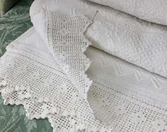 ¡Idea fabulosa para un regalo de BODAS! Antiguo estilo francés MARCELLA BEDSPREAD Blanco/Blanco Tejido QUILT Coverlet Hd-Crocheted Trim 19th DOWRy Family Heirloom