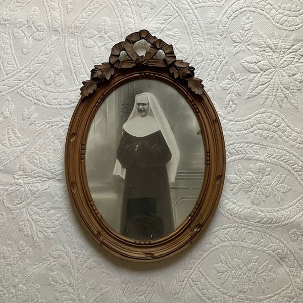 Rare French 1930-40 Smiling NUN PORTRAIT Oval Carved Wooden Frame RiBBON BoW Shabbychic Distressed Picture BoUDOIR Chic Decor ViNTAGE Home