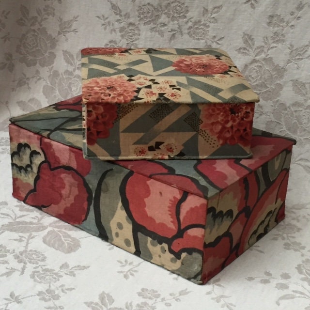 Fab Art Déco 1930 Set 2 Boudoir Fabric Boxes Antique Tissu Couleurs Sourdes Bleu Sarcelle/Rose Carto